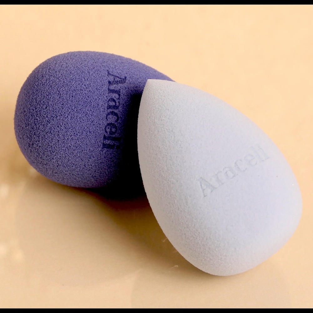 Makeup blending sponge  by Araceli Beauty